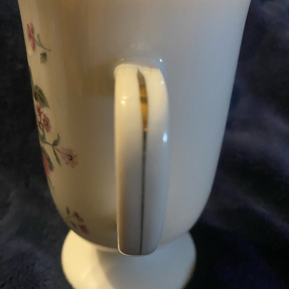 4 Vintage floral pedestal gold trim mugs - Picture 4 of 5